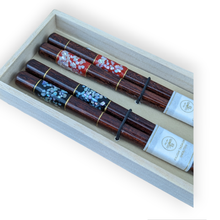 Load image into Gallery viewer, Wakasa Lacquered Chopsticks Set - Red and Navy with Shell
